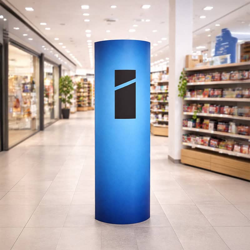Digitale totem display in een winkel voor reclame en informatie.