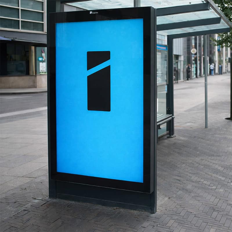 Abri poster met logo bij bushalte in een moderne stad.