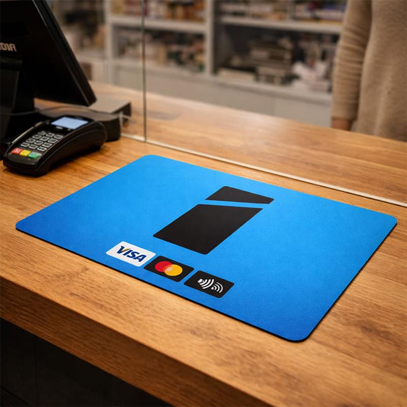 Blauwe betaalmat met Smid Media Solutions logo en Visa, Mastercard en contactloos betalen iconen op kassabalie