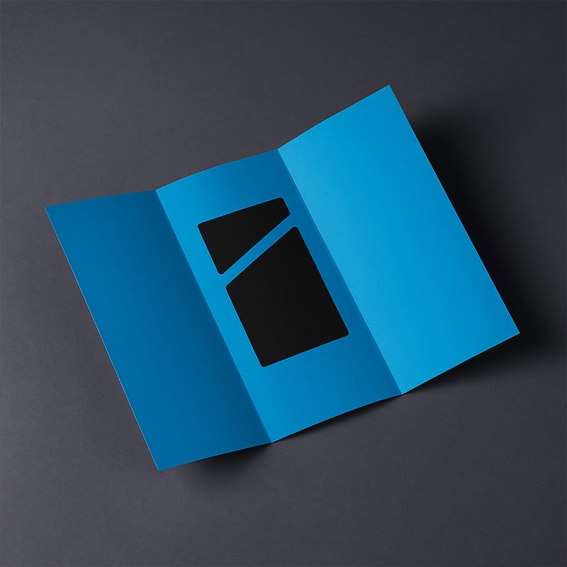 Opengevouwen blauwe drieluik folder met Smid Media Solutions logo op donkere achtergrond