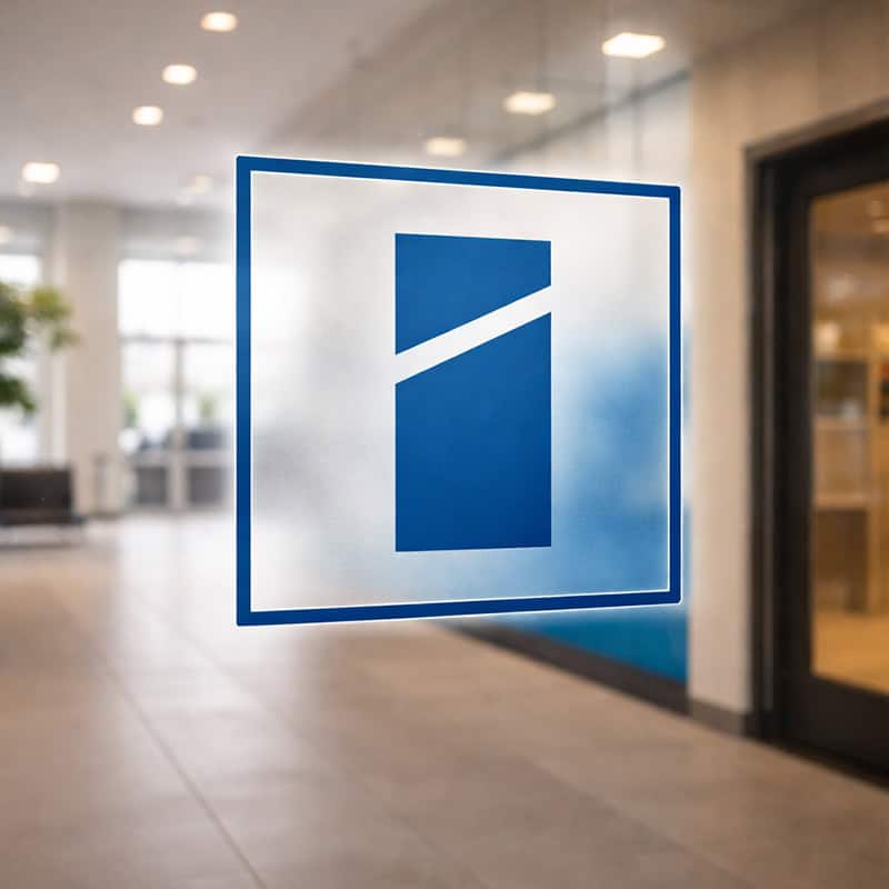 Blauwe raamsticker met logo op glazen entree van kantoor