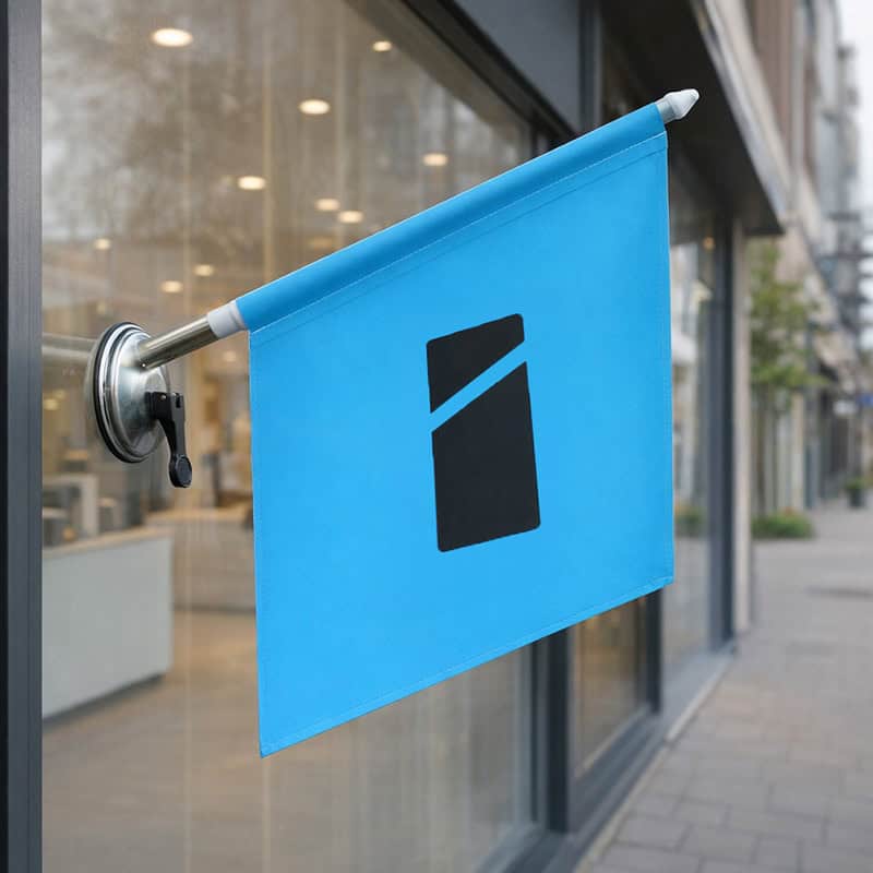 Blauwe raamvlag met logo bevestigd aan etalageruit met zuignap