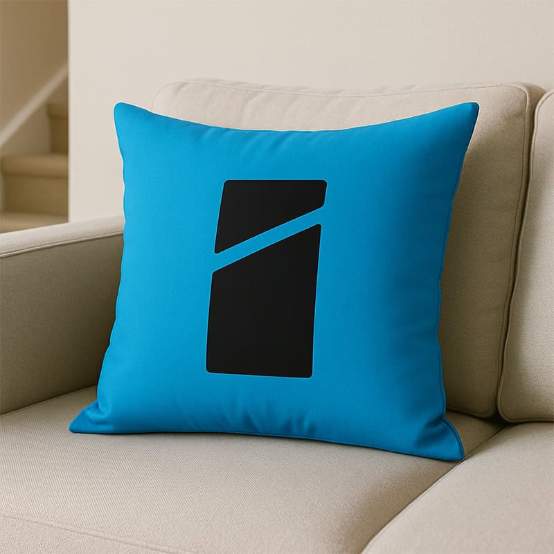 Blauw sierkussen met Smid Media Solutions logo op beige bank