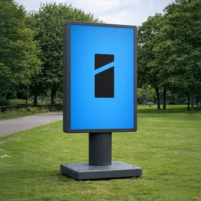 Trotter met logo op een grasveld in een park.