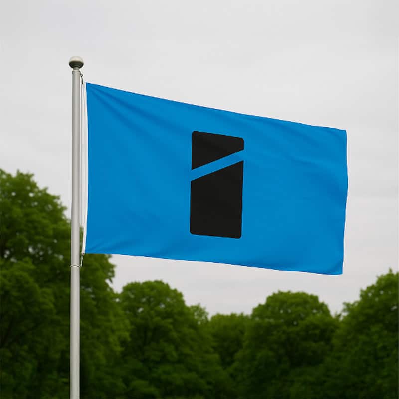 Blauwe vlag met zwart logo van Smid Media Solutions, wapperend in de wind.