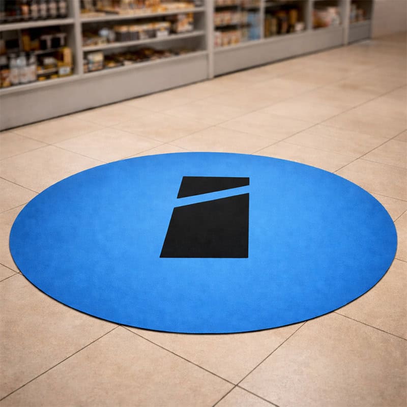 Rond blauwe vloerzeil met Smid Media Solutions logo in winkel