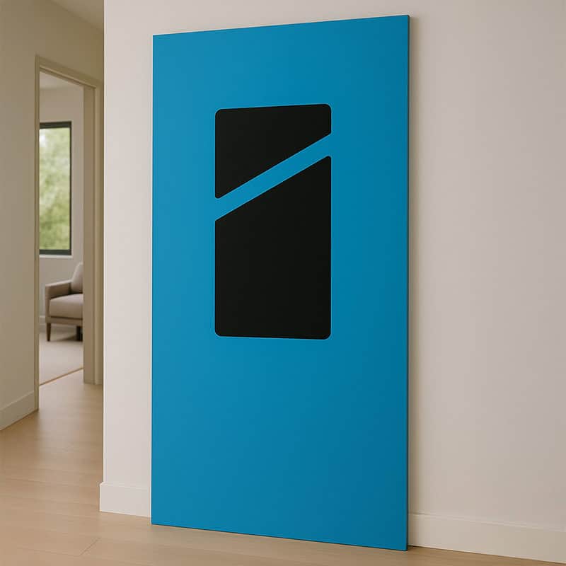 Blauw wandpaneel met Smid Media Solutions logo tegen witte muur in moderne kantoorruimte
